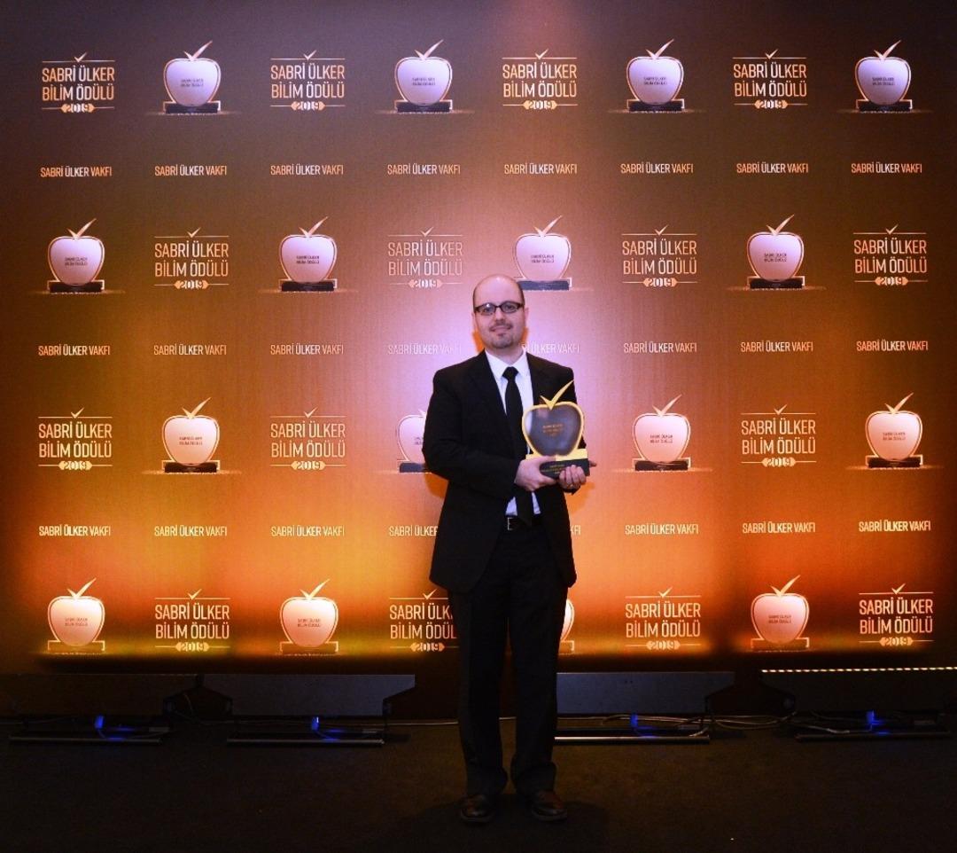 Sabri &Uuml;lker Bilim &Ouml;d&uuml;l&uuml; kazananı Do&ccedil;. Dr. Tamer &Ouml;nder oldu