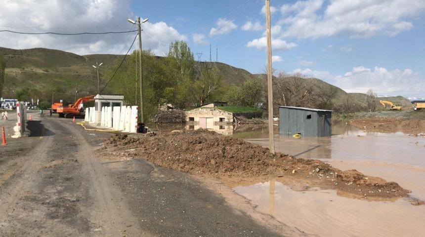 Yağmur sonrası oluşan selde k&ouml;pr&uuml; su altında kaldı