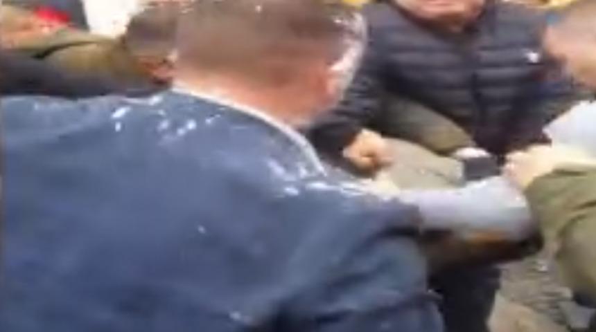 İngiliz siyasetçi kendisine içecek atan genci yumrukladı