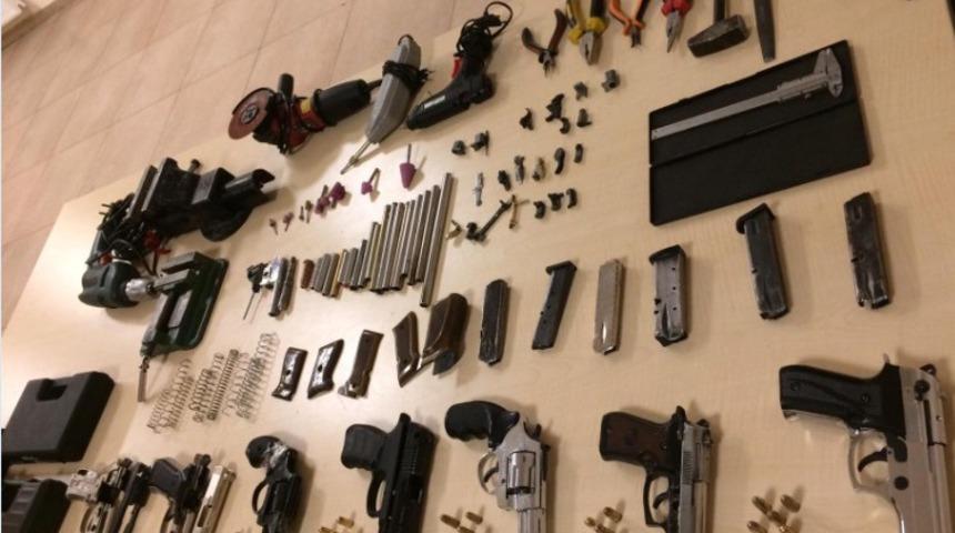 Uyuşturucu ve yasa dışı silah imalatı operasyonunda 3 g&ouml;zaltı