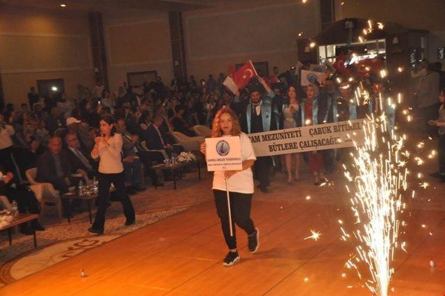 Sandıklı Meslek Yüksek Okulunda mezuniyet coşkusu