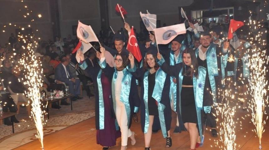 Sandıklı Meslek Y&uuml;ksek Okulunda mezuniyet coşkusu