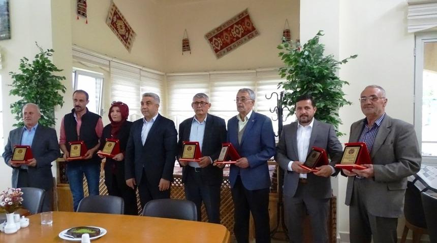 Başkan &Ccedil;alışkan&rsquo;dan Belediye Meclis &uuml;yelerine plaket