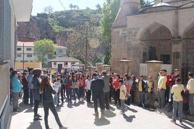 Küçük seyyahlar Eskigediz’i geziyor