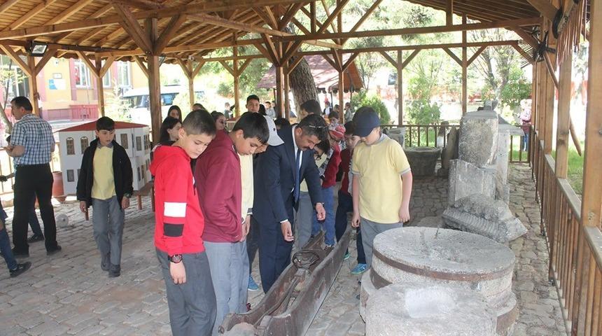 K&uuml;&ccedil;&uuml;k seyyahlar Eskigediz&rsquo;i geziyor