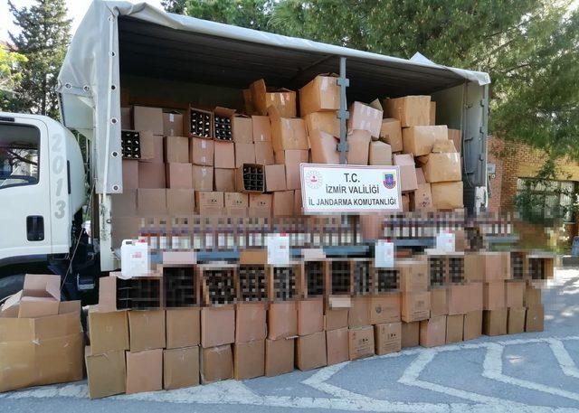 İzmir de 500 bin TL lik sahte alkoll&uuml; i&ccedil;ki ele ge&ccedil;irildi 2