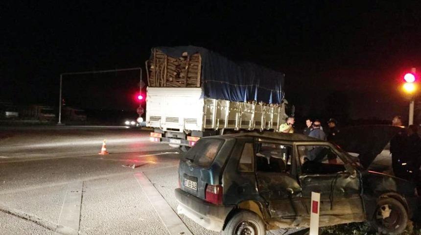 Kamyonun &ccedil;arptığı ara&ccedil;ta &ouml;l&uuml;mden d&ouml;nd&uuml;ler