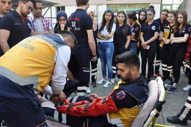 Düzce Üniversitesi öğrencilerine ambulans operasyonları eğitimi verildi