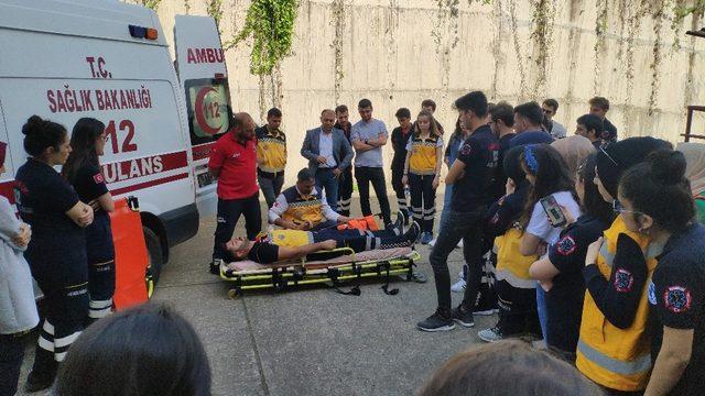 Düzce Üniversitesi öğrencilerine ambulans operasyonları eğitimi verildi