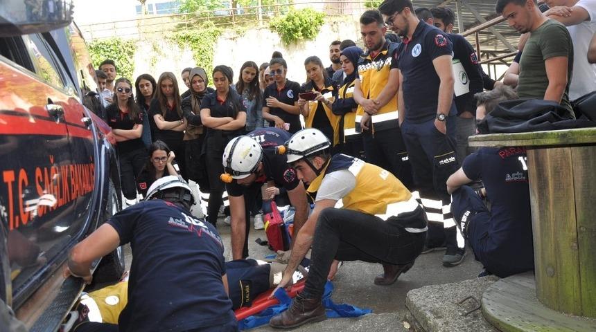 D&uuml;zce &Uuml;niversitesi &ouml;ğrencilerine ambulans operasyonları eğitimi verildi