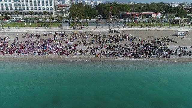 Dünyaca ünlü sahil kitap okuyan on binlerle doldu taştı