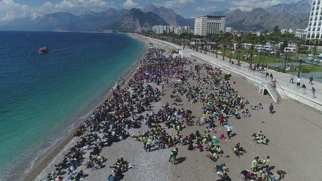 Dünyaca ünlü sahil kitap okuyan on binlerle doldu taştı