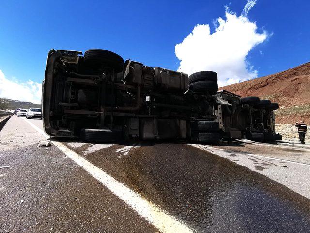 Zift yüklü tanker devrildi; sürücü yaralı