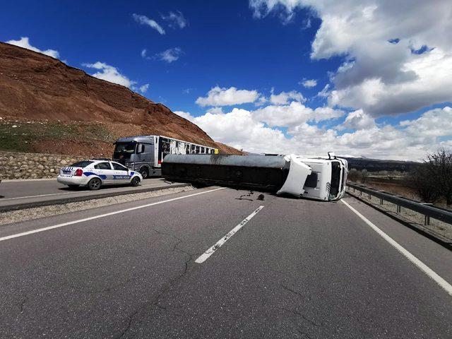 Zift yüklü tanker devrildi; sürücü yaralı