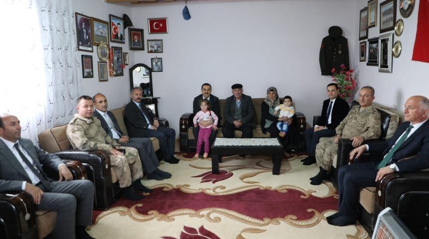 Kars Valisİ T&uuml;rker &Ouml;ks&uuml;z, şehit ailelerini ziyaret etti