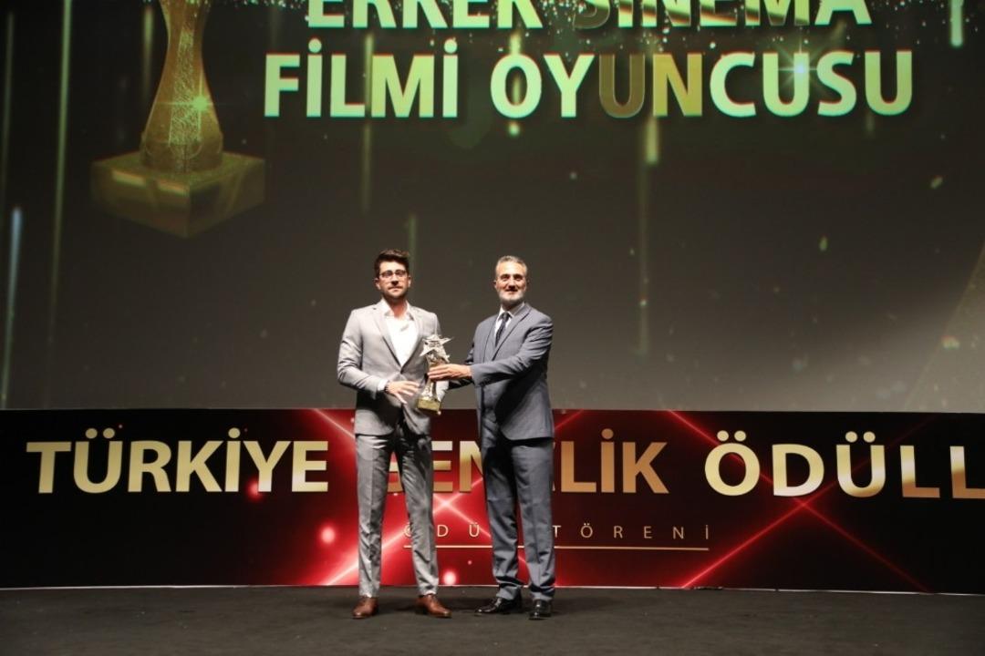 Erdem Gen&ccedil; &lsquo;geleceğin rock sanat&ccedil;ısı&rsquo; se&ccedil;ildi