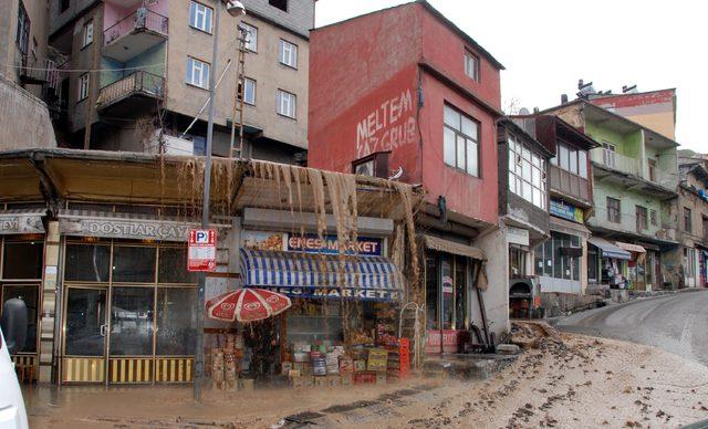 Boru patladı, iş yerleri kanalizasyon suyuyla doldu