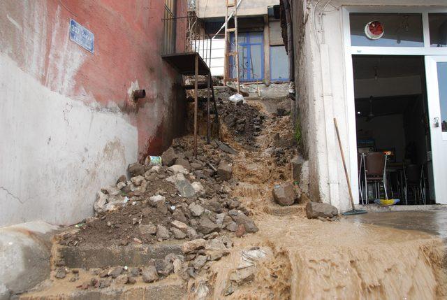 Boru patladı, iş yerleri kanalizasyon suyuyla doldu