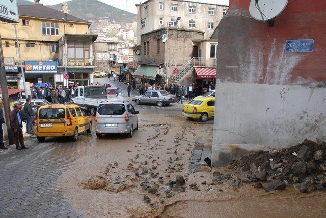 Boru patladı, iş yerleri kanalizasyon suyuyla doldu