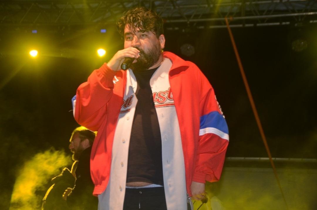 Eypio konsere ge&ccedil; kalınca hem yuhalandı hem de ıslıklandı