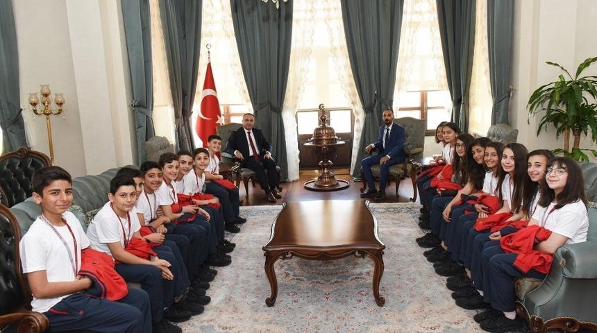 Vali Soyt&uuml;rk&rsquo;e T&uuml;rkiye ikincisi olan halk oyunlarından ziyaret