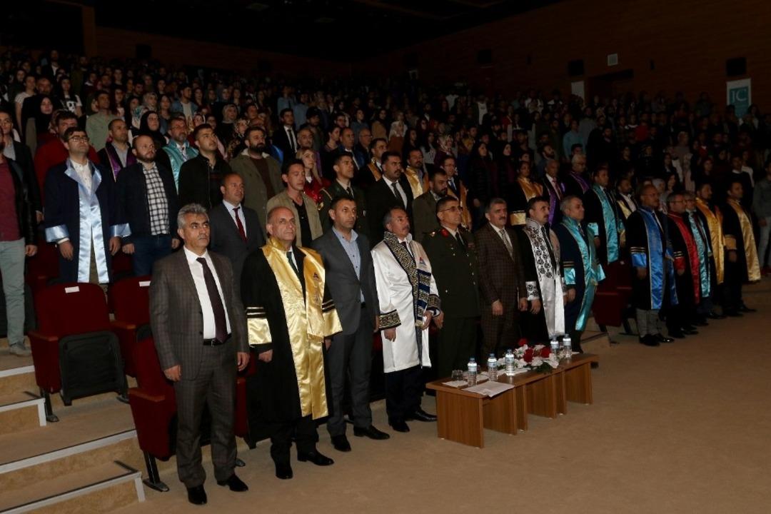 Aİ&Ccedil;&Uuml;&rsquo;de mezuniyet ve &ouml;d&uuml;l t&ouml;reni ger&ccedil;ekleştirildi