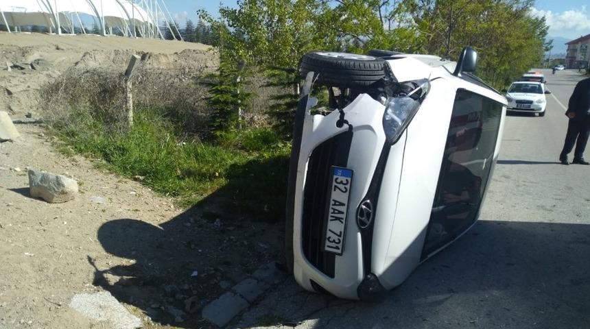 Isparta&rsquo;da kontrolden &ccedil;ıkan otomobil yan yattı: 1 yaralı