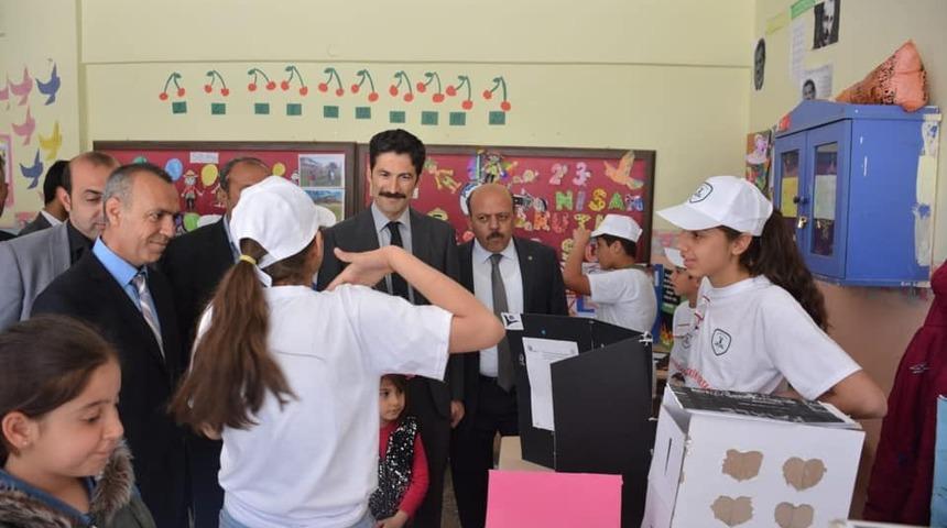 Derik’te 4006 TÜBİTAK Bilim Fuarı açıldı