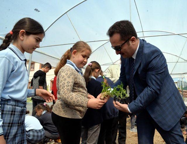 Vali Şentürk, öğrencilerle fidan dikti