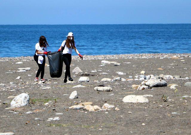 Liseliler, sahili çöpten temizledi