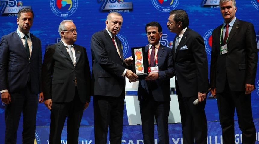 ATB Başkanı &Ccedil;andır, &ouml;d&uuml;l&uuml;n&uuml; Cumhurbaşkanı Erdoğan&rsquo;ın elinden aldı