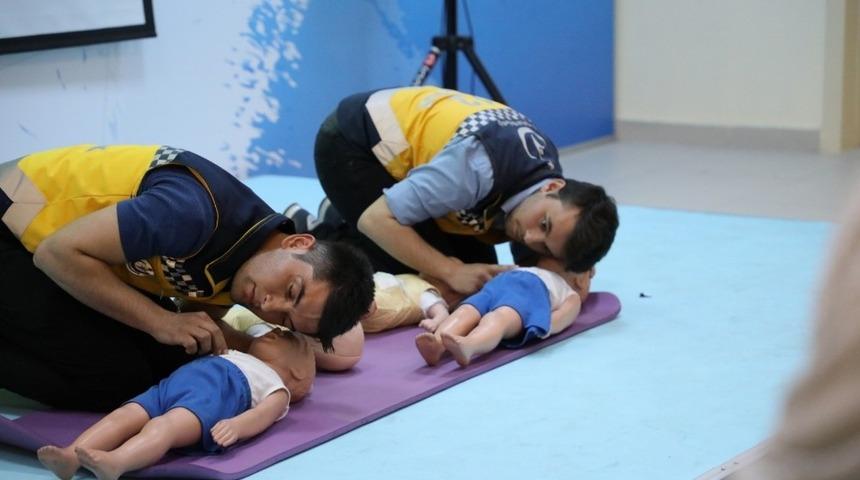 &Ouml;ğrencilere temel ilk yardım eğitimi verildi