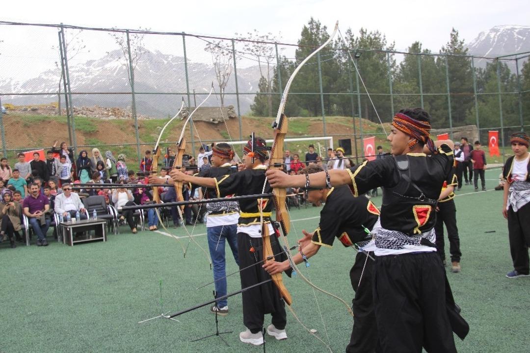 Ter&ouml;rden arınan il&ccedil;ede gen&ccedil;ler ata sporu ok&ccedil;uluğu &ouml;ğreniyor