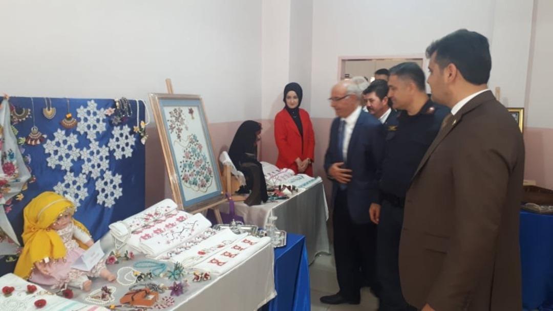 &rsquo;Ateşte a&ccedil;an &ccedil;i&ccedil;ekler&rsquo; ve &rsquo;t&uuml;l perdeden yapılan elbiseler&rsquo;e ilgi