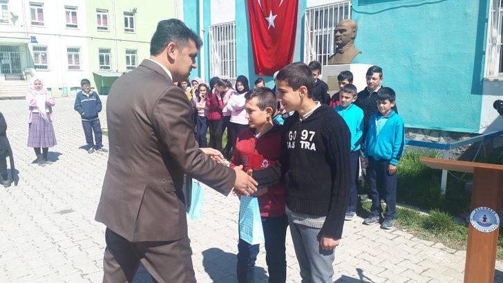 ’Ateşte açan çiçekler’ ve ’tül perdeden yapılan elbiseler