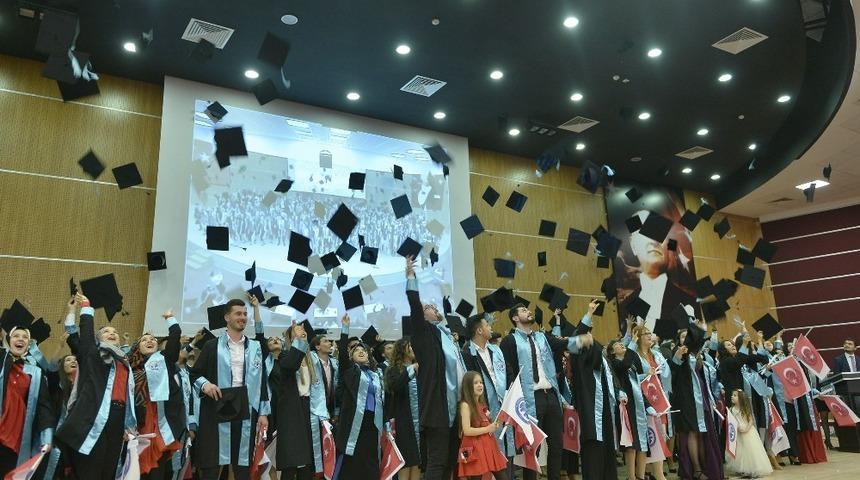 KM&Uuml;&rsquo;de Sosyal Bilimler MYO&rsquo;da mezuniyet sevinci