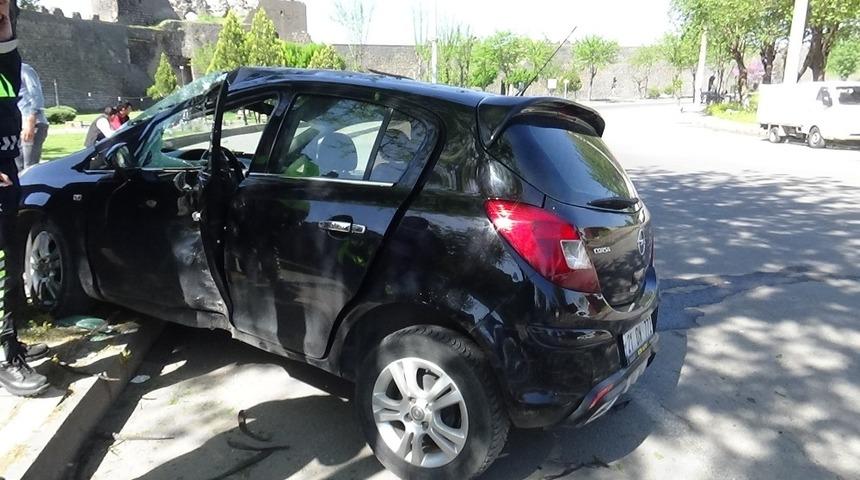 Otomobil ağaca &ccedil;arptı: 1&rsquo;i ağır 2 yaralı