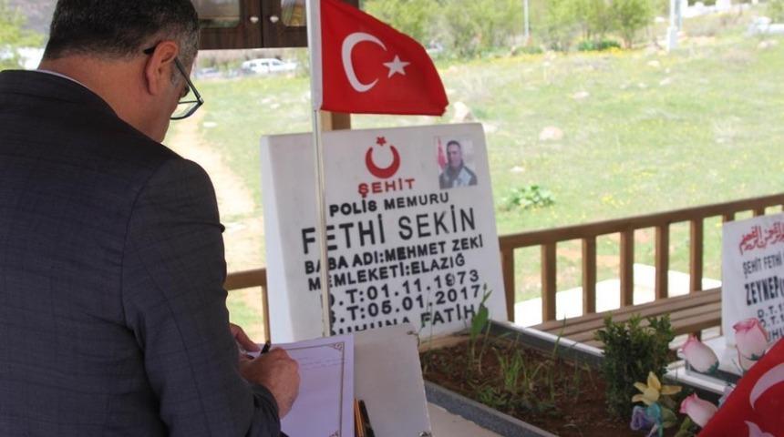 Milletvekili Erol, &ldquo;Şehitlerimizin kabri başında, saygı ile eğilip anmak lazım&rdquo;