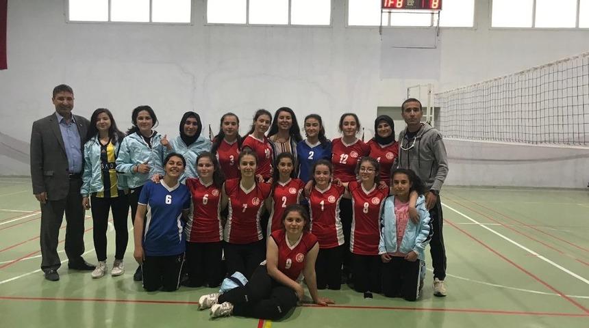 Selendi&rsquo;de futbol ve voleybolun şampiyonları belli oldu