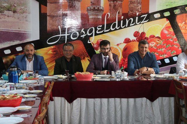 Belediye Başkanı Tanğlay, gazetecilerle bir araya geldi