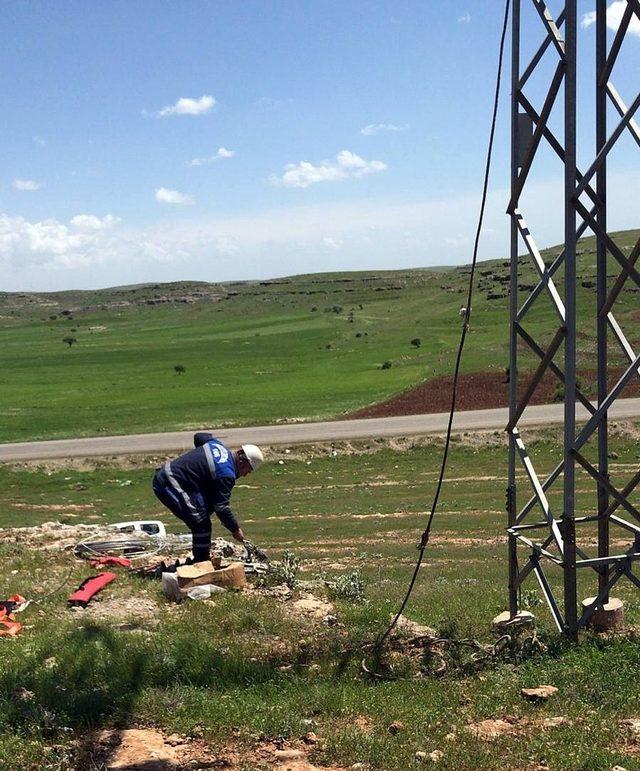 Fırtınanın vurduğu Midyat’ta elektrik şebekesi onarılıyor