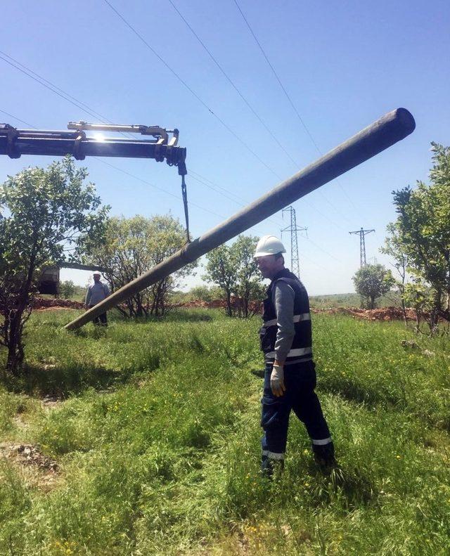 Fırtınanın vurduğu Midyat’ta elektrik şebekesi onarılıyor