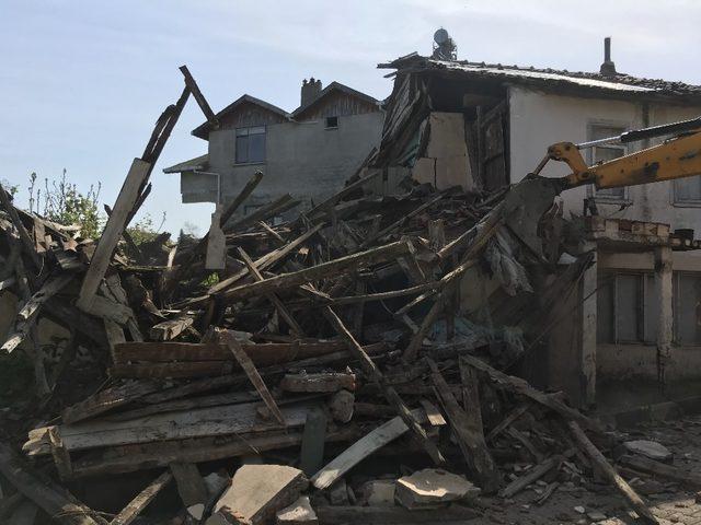 Akçakoca’da virane yapının yıkımı gerçekleştirildi