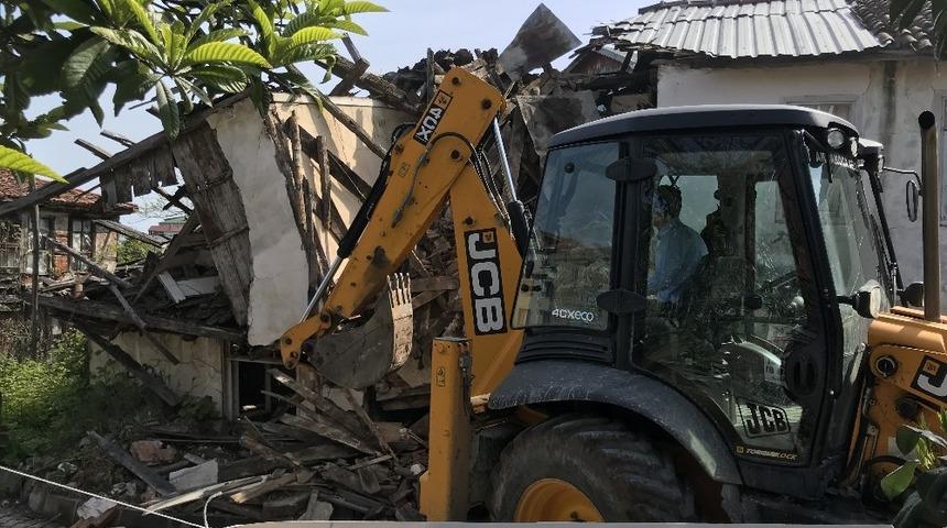 Ak&ccedil;akoca&rsquo;da virane yapının yıkımı ger&ccedil;ekleştirildi