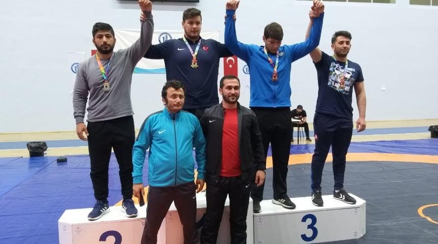 Düzce Üniversitesi Öğrencilerinden Güreş Şampiyonasında İkincilik Başarısı