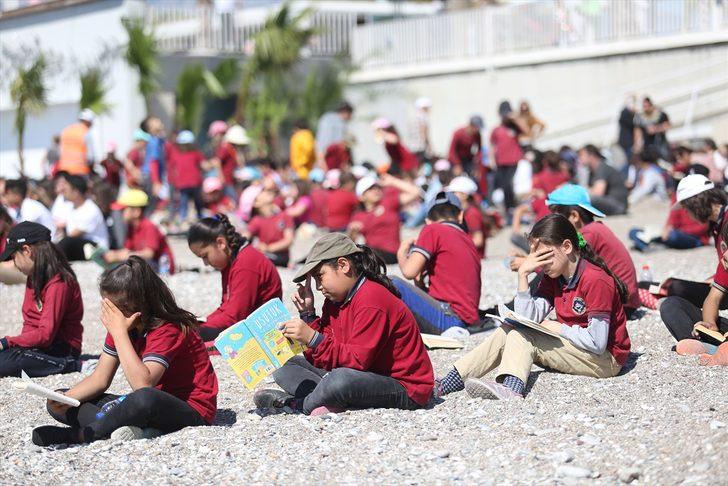 Dünyaca ünlü plaj bu kez kitapseverlere ev sahipliği yaptı G5