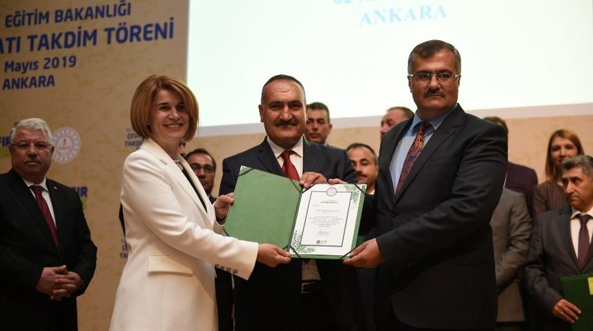 Akköprü İlk ve Ortaokuluna ‘Çevre Beratı” ödülü