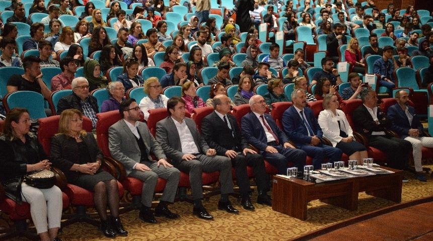 Öğrenciler tasarladı, mankenler giydi