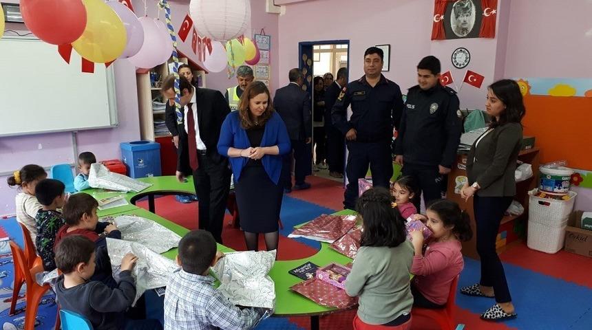 Saimbeyli&rsquo;de polis &ccedil;ocuklara oyuncak dağıttı