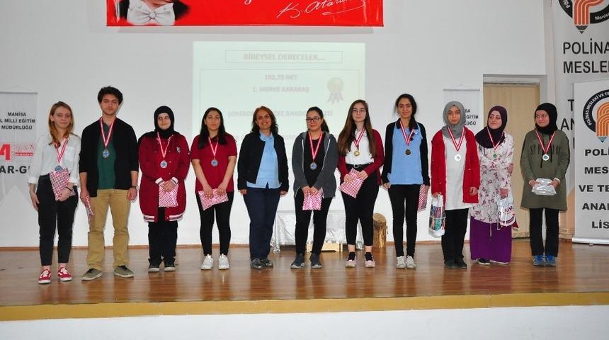 Kitap kurdu öğrenciler ödüllendirildi